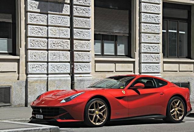 Ferrari F12 Berlinetta, агрессивный темперамент и неукротимая мощь