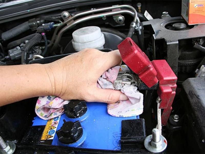 Как правильно снять аккумулятор с автомобиля своими руками: правила демонтажа, порядок отсоединения акб