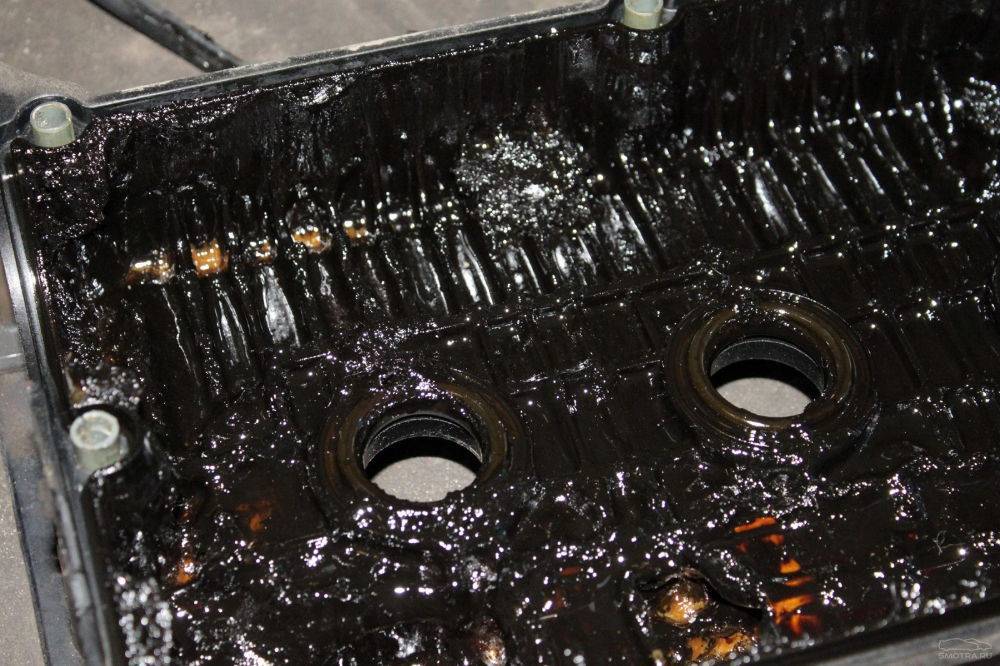 Черное масло в двигателе после замены, причины, можно ли ездить, чем отмыть