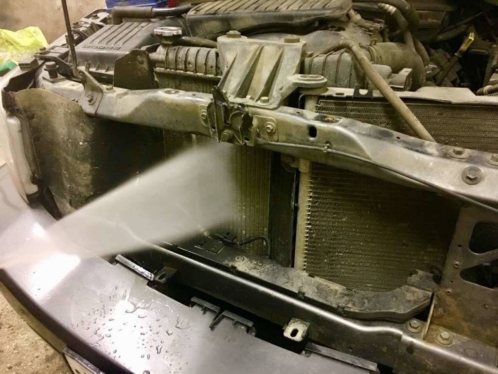 Как помыть радиатор автомобиля, когда мотору стало «жарко»?