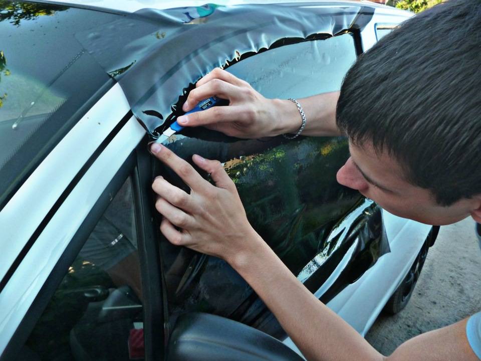 Тонировка стекол автомобиля своими руками - как правильно клеить тонировку + видео