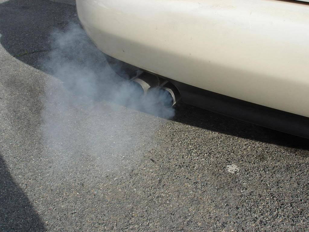 Сизый дым из выхлопной трубы, причины, бензин или поломка двигателя