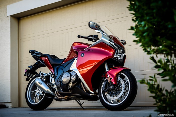 Honda vfr 1200f — спортивно-туристический байк с ярким дизайнос