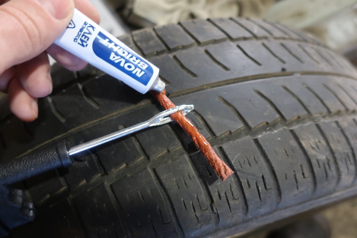 Прокол бескамерной шины: способы ремонта - герметик, жгут