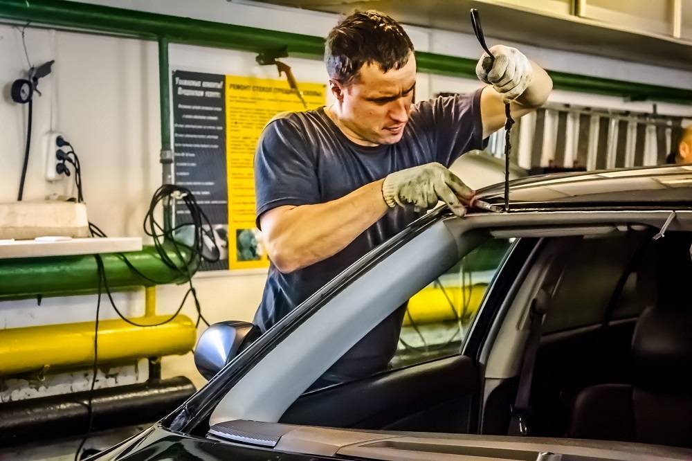 Виды повреждения лобового стекла автомобиля - как их ремонтируют