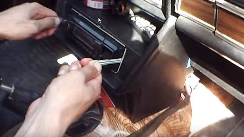Как вытащить магнитолу из панели ваз. как правильно снять магнитолу без специальных ключей