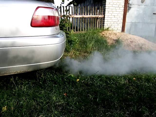 Причины белого дыма из выхлопной трубы (бензин) ???? avtoshark.com