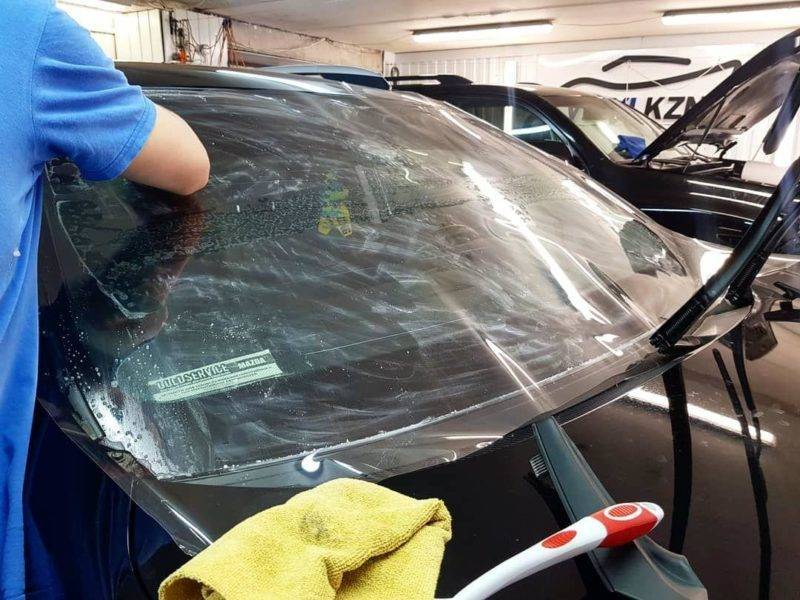 Бронирование лобового стекла автомобиля: виды и особенности брони, плюсы и минусы, установка