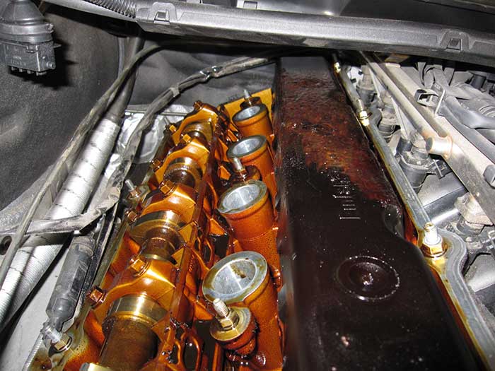Можно ли заливать дизельное масло в бензиновый двигатель автомобиля?