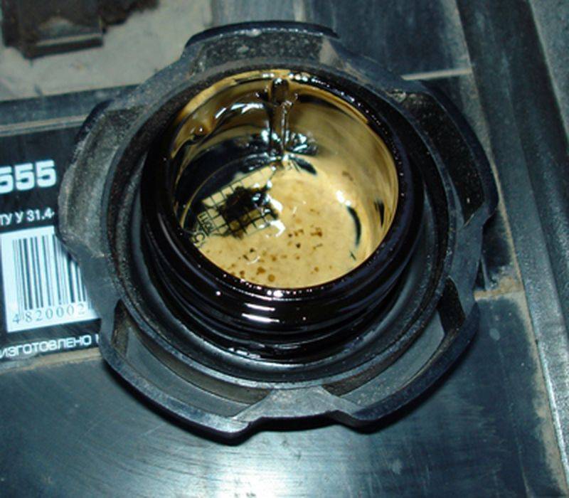 Пенится моторное масло: причины и последствия - масла двигателя