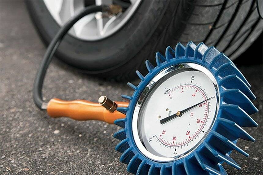 Как проверить давление в шинах автомобиля, чем измеряют давление в колесах (видео)