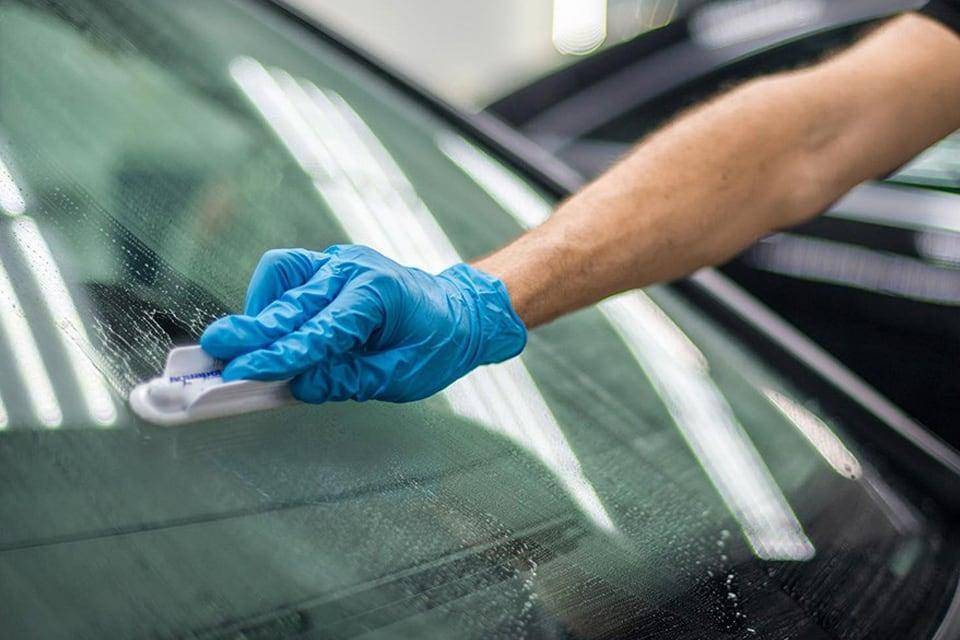 Какой выбрать антидождь для лобового стекла автомобиля в 2021 году: рейтинг с отзывами и рекомендациями