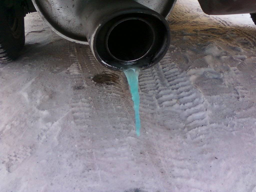 Течь воды из выхлопной трубы автомобиля: причины и опасность