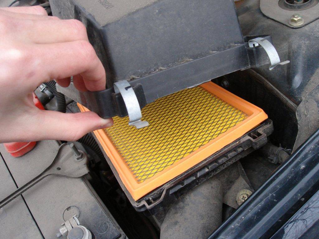 Когда менять воздушный фильтр в машине, процесс замены