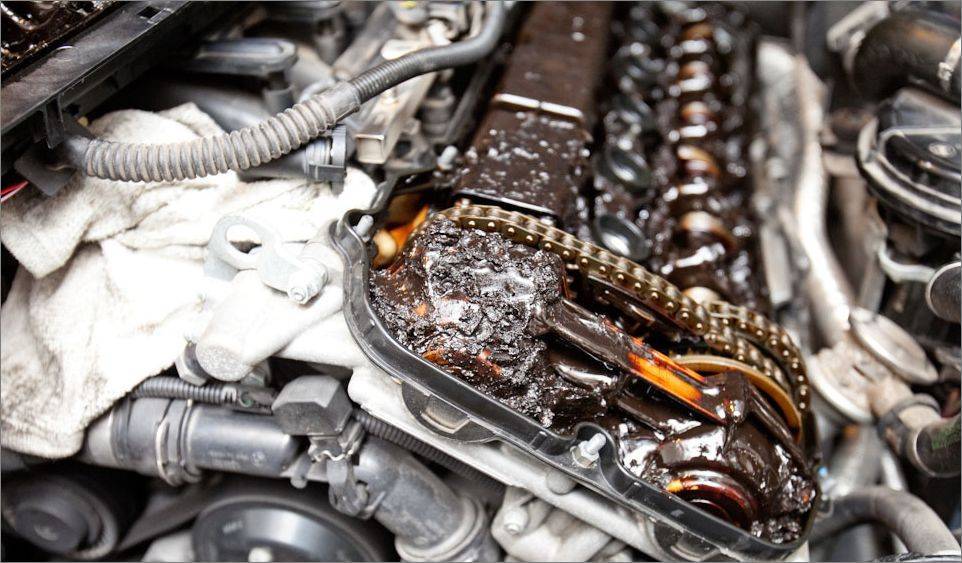 Из-за чего масло в двигателе быстро чернеет?