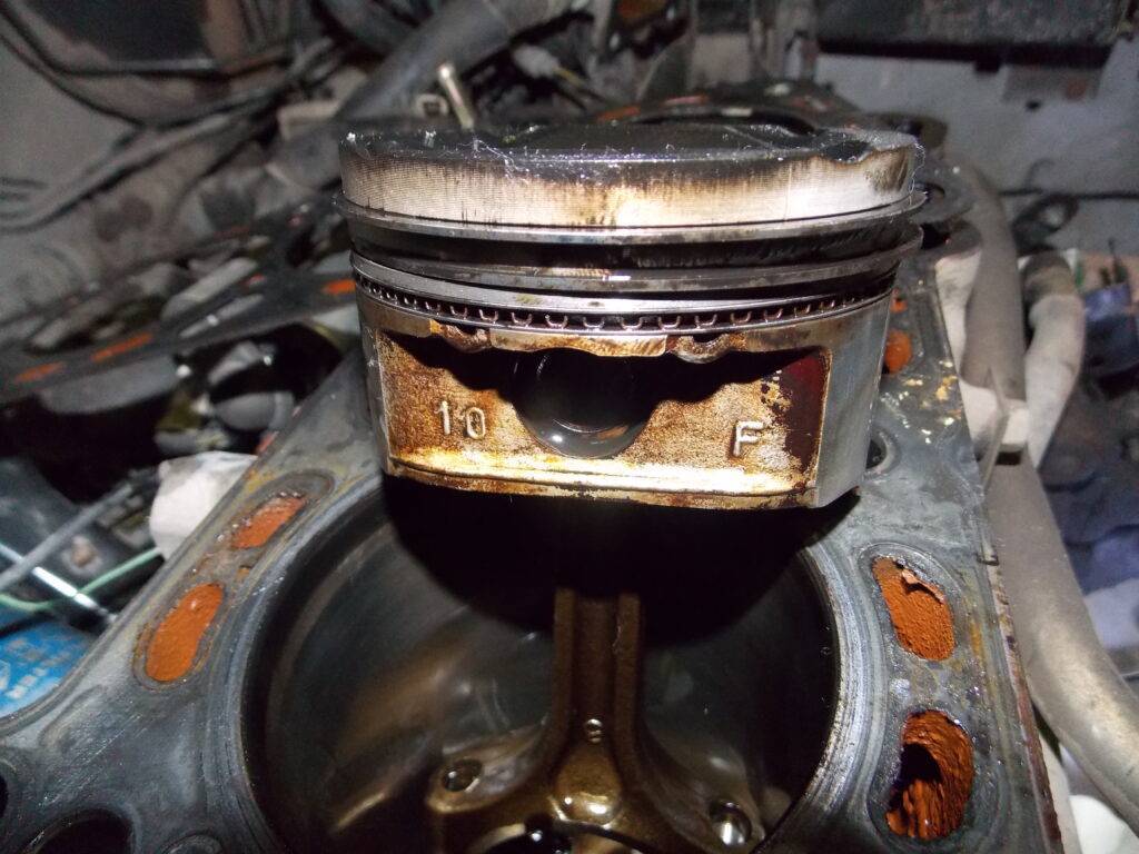Почему масло в цилиндре двигателя?