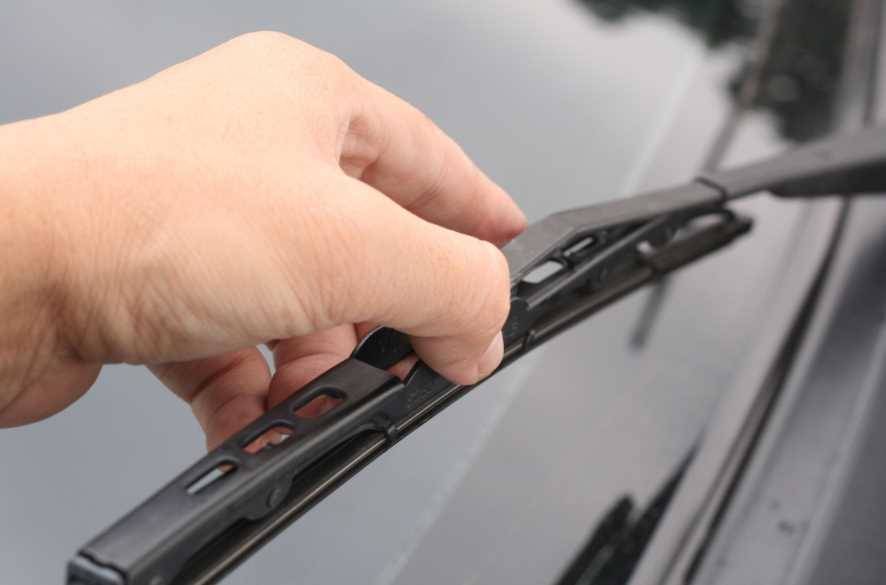 Как правильно поменять щетку стеклоочистителя на автомобиле