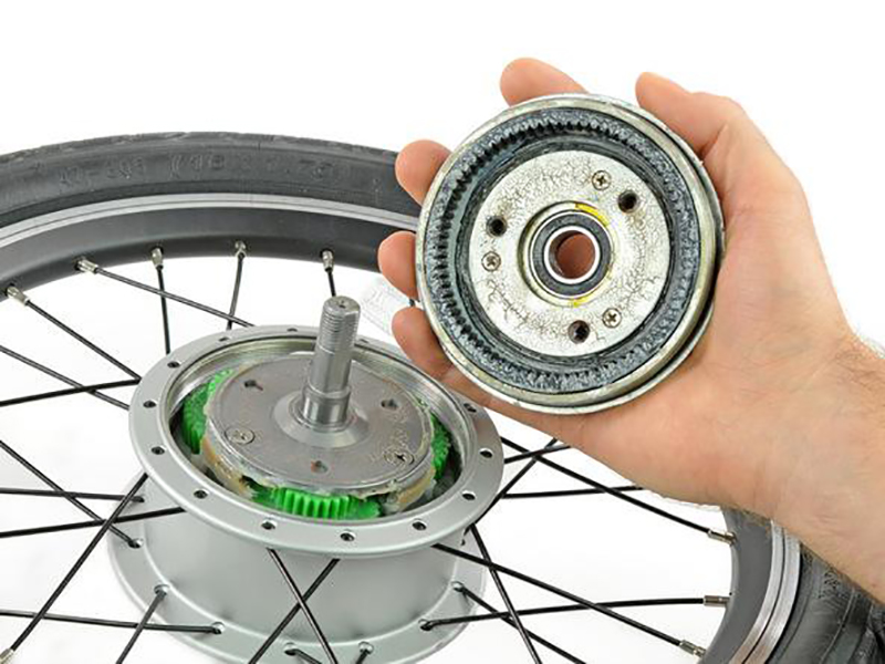 Как снять колёса с электросамоката, как их разобрать и как избежать прокола пневматического колеса?