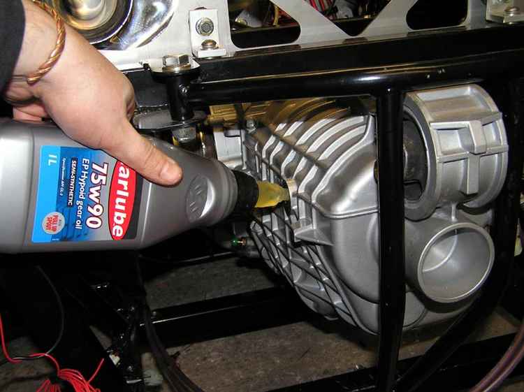 Можно ли заливать моторное масло в коробку передач? интересный вопрос