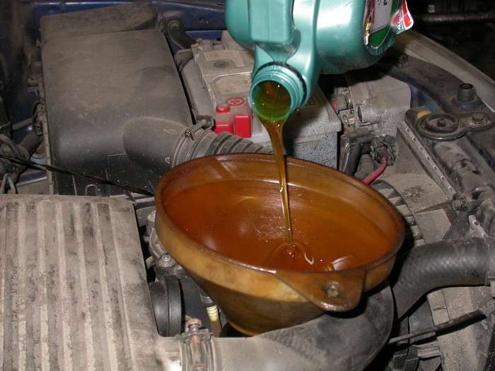 Какое масло лучше заливать в двигатель: марка моторного масла летом, зимой, вязкость синтетического дизеля