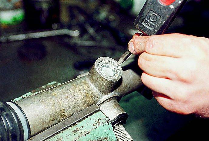 Как устранять стук в рулевой колонке — причины неисправности, разборка и ремонт