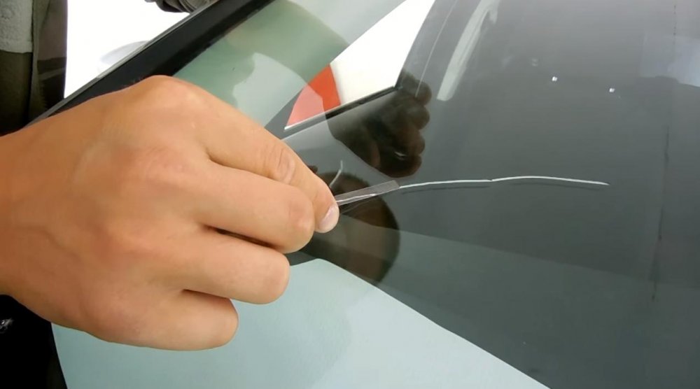 Ремонт трещины на лобовом стекле автомобиля: 7 этапов и 15 советов