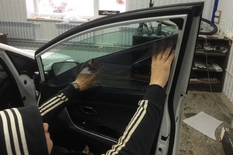 Как правильно клеить тонировку на стекла машины своими руками, нюансы работ с видео