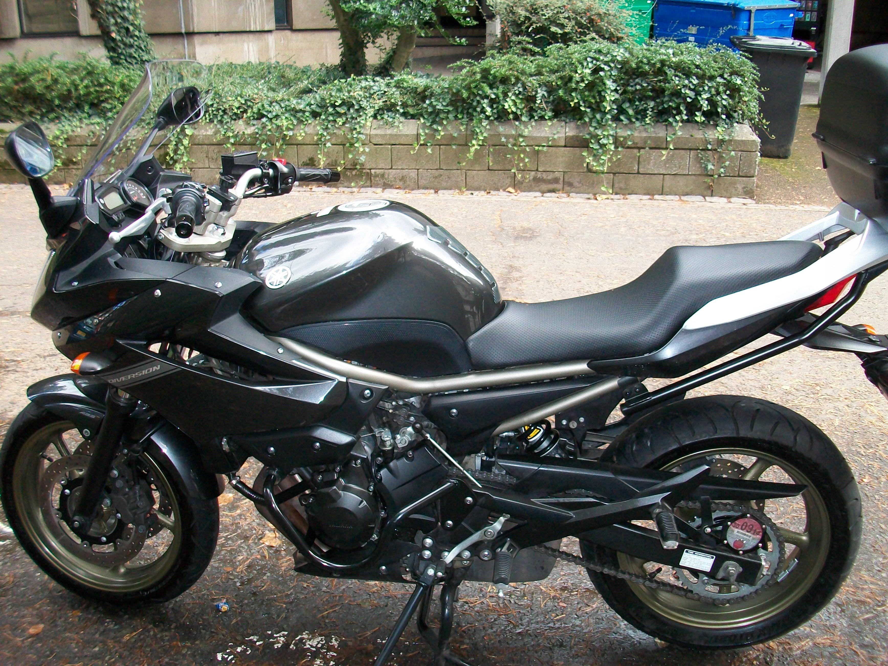 Стильный средне кубаторный мотоцикл — yamaha diversion 600