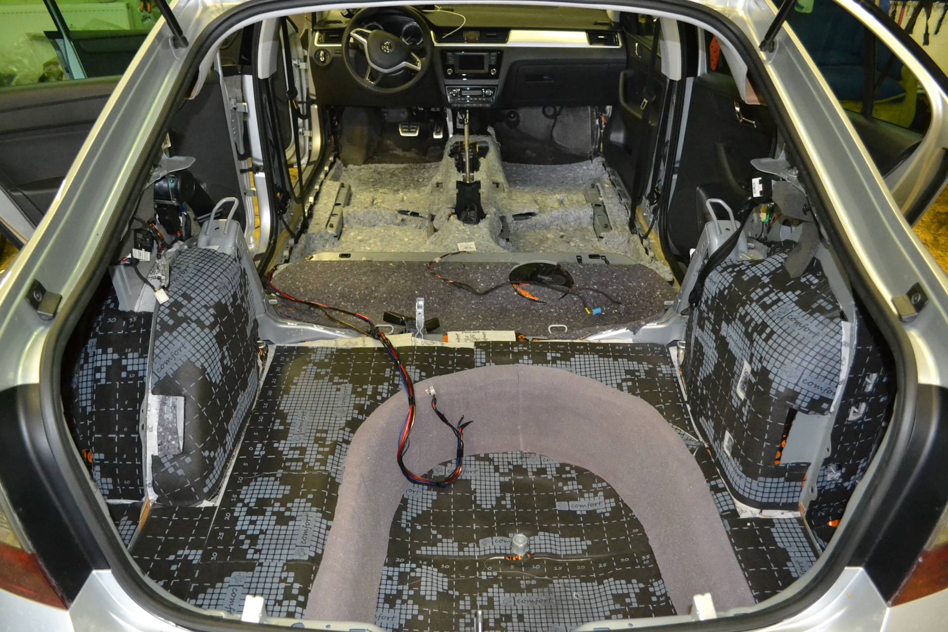 Как сделать шумоизоляцию пола автомобиля правильно