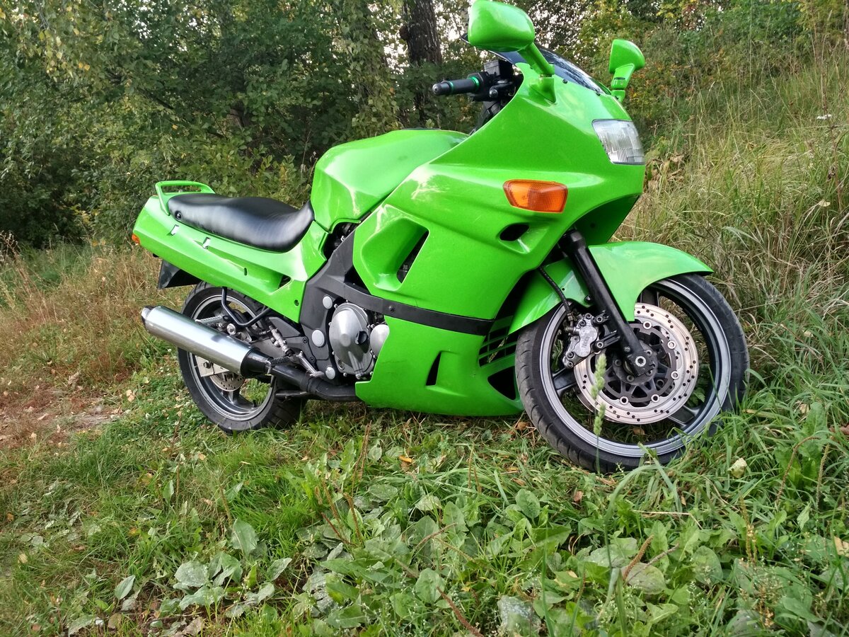 Kawasaki zzr 400: красота и мощность за скромную сумму.