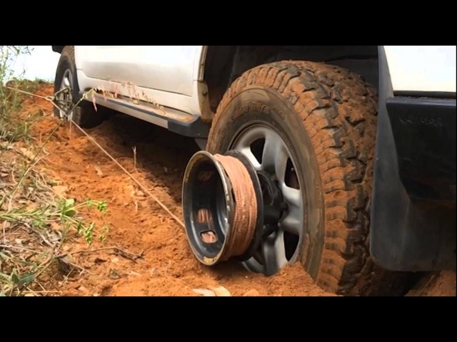 О каких проверенных способах вытащить машину из грязи рассказали бывалые водители