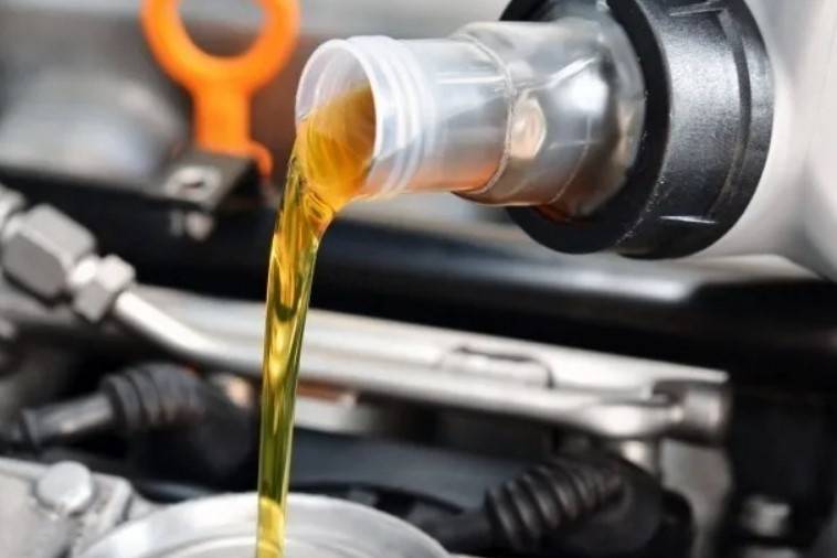 Через сколько менять масло в двигателе? зачем менять моторное масло в машине, можно ли часто менять?